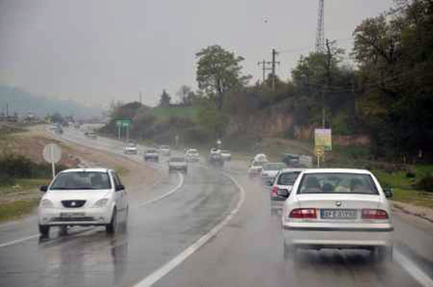 بارش باران موجب لغزندگی جاده های کردستان شده است
