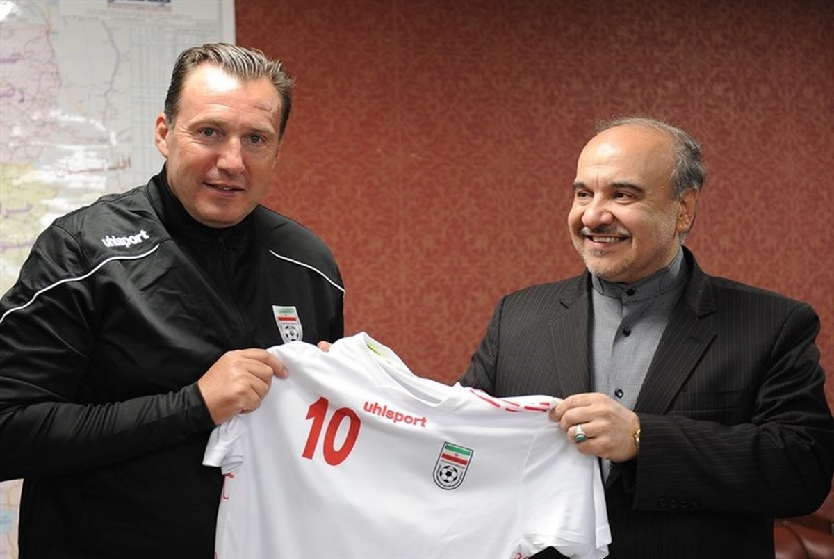 اهدای پیراهن شماره ۱۰ تیم ملی به وزیر ورزش + تصاویر
