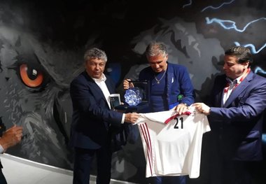 هدیه کی‌روش به سرمربی تیم ملی ترکیه + عکس
