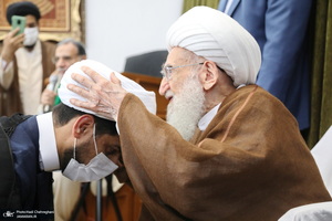مراسم عمامه گذاری طلاب توسط آیت‌الله العظمی نوری همدانی و آیت الله فاضل لنکرانی در روز عید غدیر