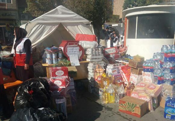 مردم و مسئولان مهاباد برای کمک به آسیب دیدگان زلزله کرمانشاه آستین بالا زدند