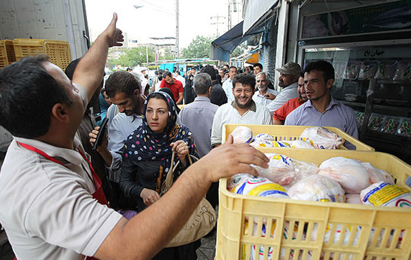مردم در خرید مرغ با قیمت ۹۸۰۰ تومان زیاده‌روی می‌کنند