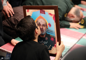 اقامه نماز رهبر معظم انقلاب بر پیکر هفت شهید راه قدس