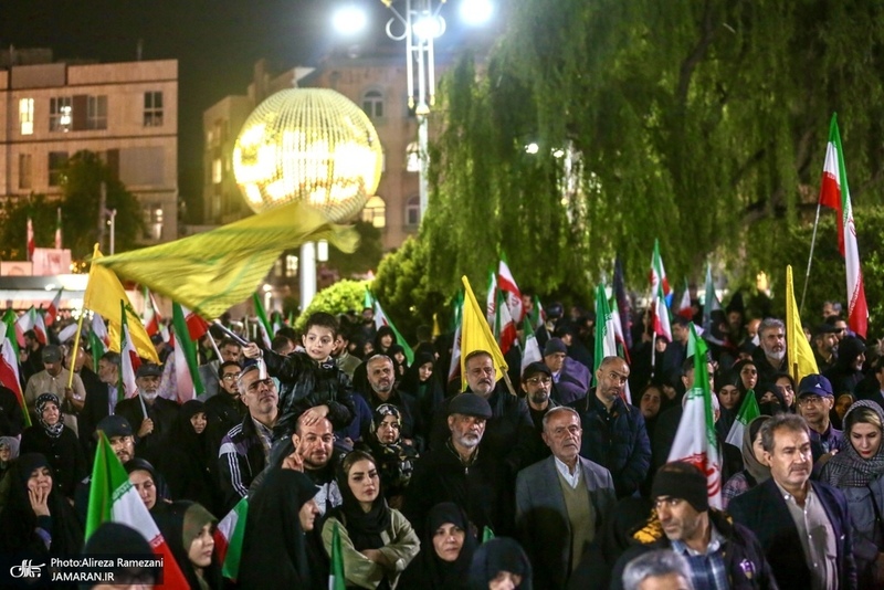 پنجاهمین شب اجتماع پر شور مردم در میدان نماز