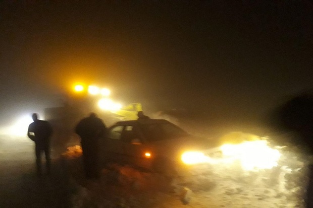 50 مسافر گرفتار در کولاک شبانه محور ایرانخواه نجات یافتند