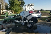 خودروی پرشیا در تصادف با گاردریل جاده بهشت‌زهرا متلاشی شد+ تصاویر