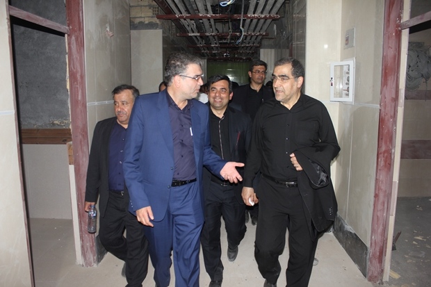 وزیر بهداشت از طرح‌های نیمه‌تمام بیمارستان مهریز بازدید کرد