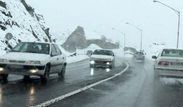 بارش برف سبب کندی تردد خودروها در جاده کرج - چالوس شد