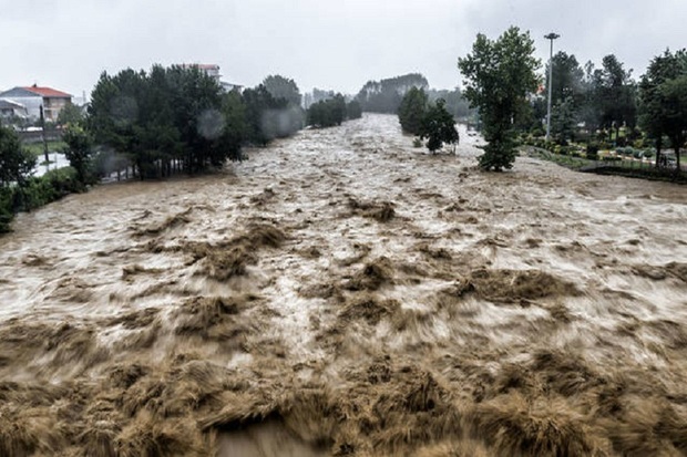 تلاش ها برای مهار سیلاب رودخانه حاجی عرب ادامه دارد