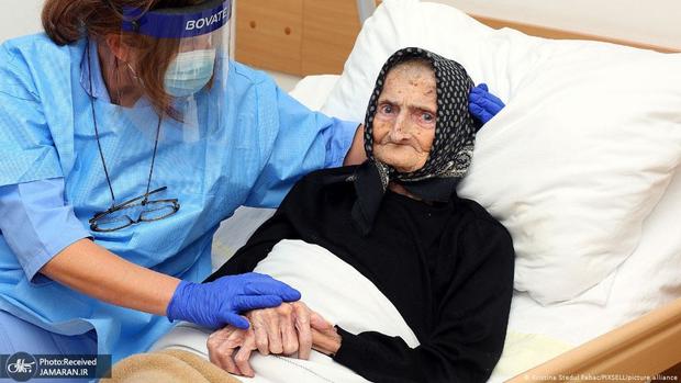 عکس/ نجات پیرزن 99 ساله از کرونا
