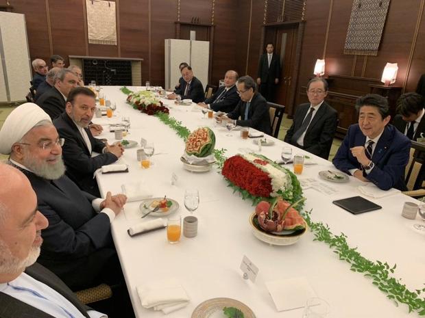 نخست‌وزیر ژاپن به افتخار میهمانش یلدا را به سنت ایرانی جشن گرفت + عکس