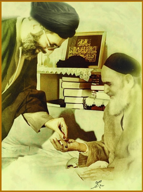 عکسی که امام خمینی برای رهبر معظم انقلاب امضا کردند