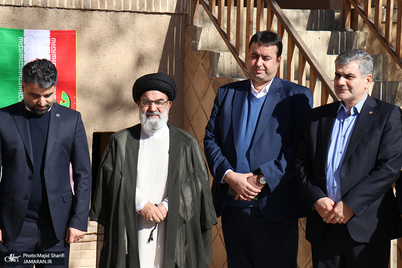 حضور اقشار مختلف مردم به مناسبت دهه فجر در بیت تاریخی امام خمینی (س)