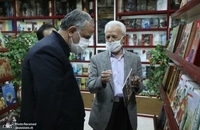 حضور مسجد جامعی در کتابفروشی حافظ و اهدای گل به همسایگان آن (4)
