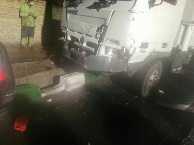تصادف خودرو سواری با کامیونت در تهران یک کشته داشت