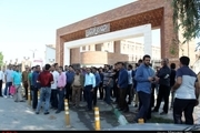 تجمع کارگران گروه ملی فولاد اهواز مقابل استانداری خوزستان  مسئولان فقط وعده می‌دهند