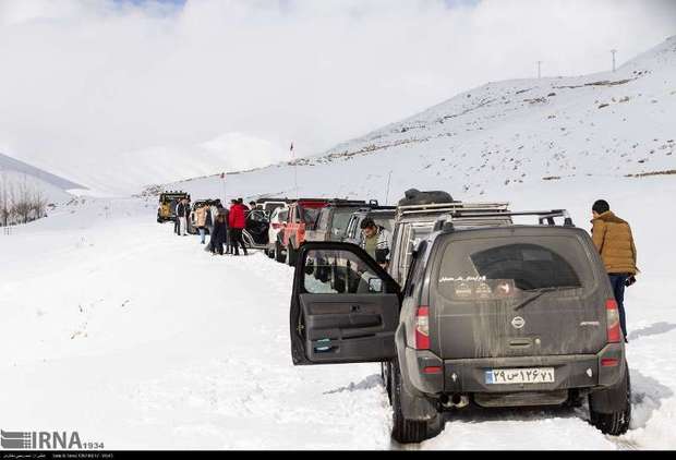 کولاک برف تردد در شهرستان کوهرنگ را مختل کرد