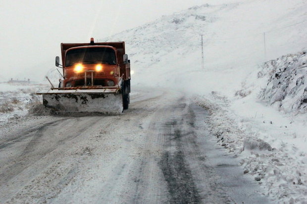 مسدود شدن راه ۶۰ روستای هشترود در پی بارش برف
