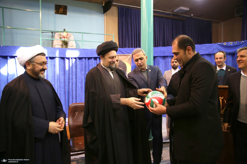 دیدار جمعی از دانش آموزان ورزشکار با سید حسن خمینی