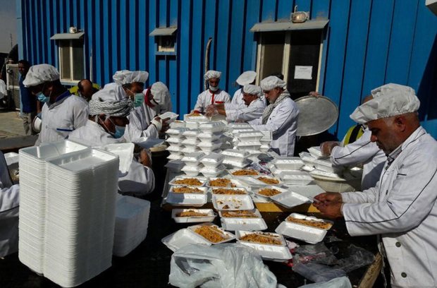 کمیته مشارکت های مردمی ایلام روزانه 110 هزار پرس غذا میان زائران اربعین توزیع می کند