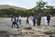 تصویر دلخراش پرتاب سنگ به سوی جنازه یکی از مهاجمان حمله امروز کابل (۱۶+)