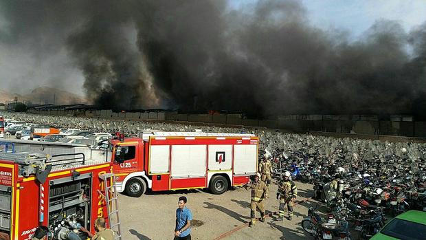 آتش سوزی در انبار ۳ هزار متری در تهران + عکس
