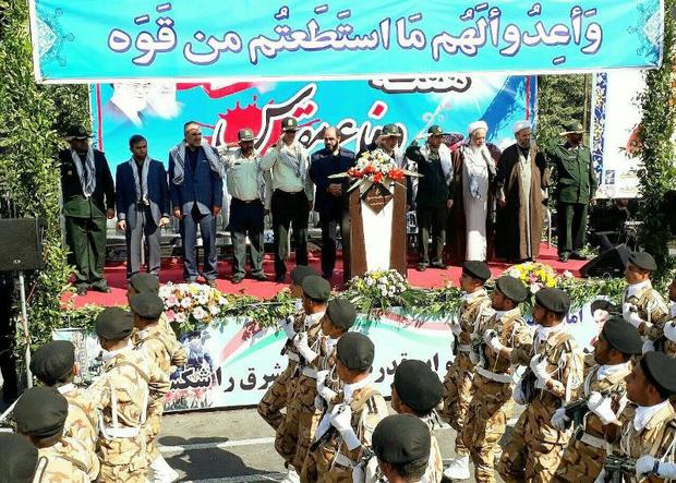 رژه نیروهای نظامی و انتظامی شهرستان پاکدشت برگزار شد