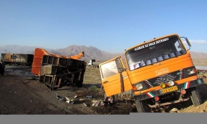 حادثه واژگونی کامیون حامل اتباع افغان در فارس  24 نفر کشته و مجروح شدند
