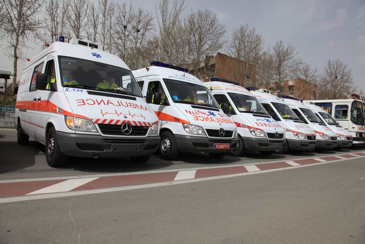 واژگونی یک آمبولانس به علت سرعت زیاد در خیابان طالقانی 