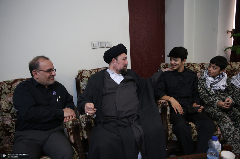 اقامه نمازسید حسن خمینی  بر پیکر شهید حیدری در حرم مطهر امام خمینی (س)