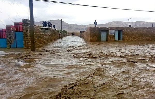 تخلیه 8 روستا در مسیر سیلاب هیرمند  احتمال تخریب جاده هیرمند - زابل  ارتفاع آب به ۴ متر رسید