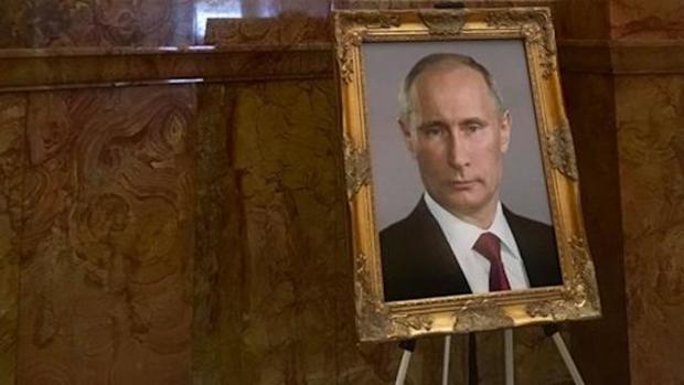 عکس/ پرتره پوتین به جای پرتره ترامپ