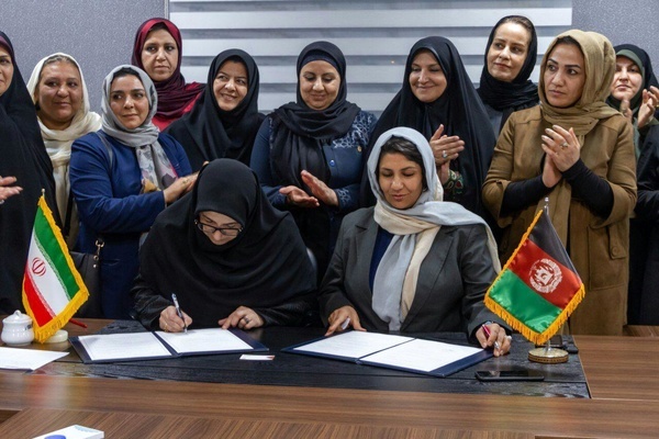 امضای تفاهم‌نامه کانون زنان بازرگان خراسان رضوی با اتاق تجارت زنان افغانستان