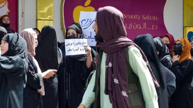 تجمع اعتراضی زنان به بستن آرایشگاه‌ها و واکنش طالبان + عکس و فیلم