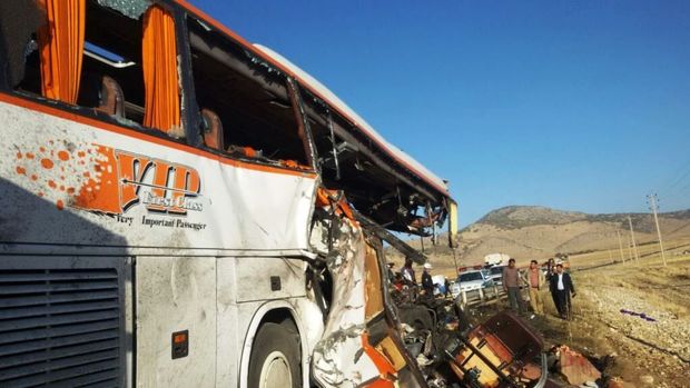 تصادف اتوبوس با کامیون در مهریز ۱۱ زخمی بر جا گذاشت