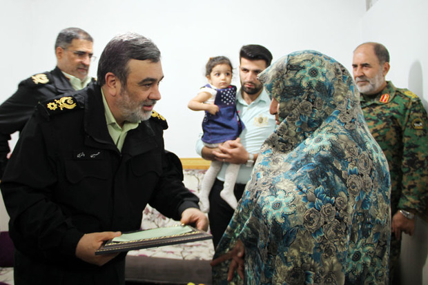 فرمانده ناجا با خانواده شهید انتظامی در گرگان دیدار کرد