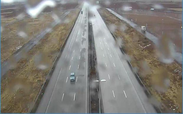 بارش برف و باران سطح جاده های زنجان را لغزنده کرده است