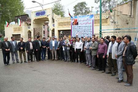 تجمع کارکنان پارسیلون خرم آباد برای قدردانی از مسئولان