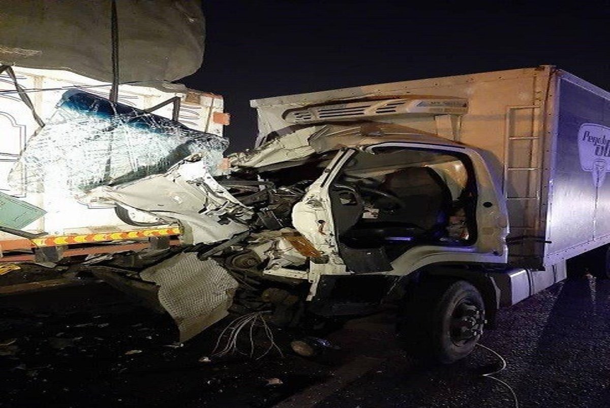 تصادف شدید کامیونت با کامیون در جاده خاوران+ تصاویر