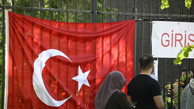 ممنوعیت موبایل و دوربین در مراکز رای گیری در ترکیه