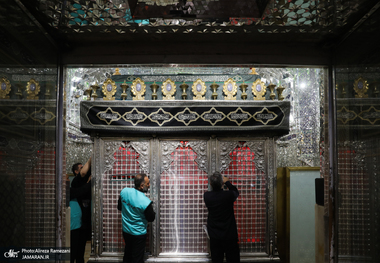  غباروبی ضریح مطهر حضرت عبدالعظیم حسنی (ع) و امام زاده حمزه (ع)
