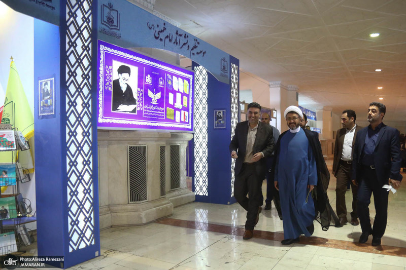 بازدید سرپرست موسسه تنظیم و نشر آثار حضرت امام خمینی(ره) از نمایشگاه کتاب