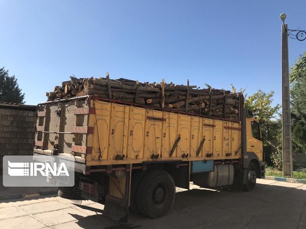 کامیون حامل ۱۰ تُن چوب قاچاق در مهاباد متوقف شد