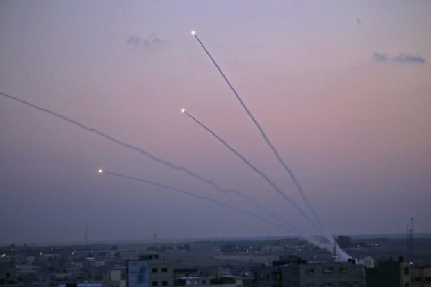 موشک باران سرزمین های اشغالی توسط مقاومت در نوار غزه/ شلیک 200 موشک به شهرک های یهودی نشین/ اصابت موشک به اتوبوس حامل نظامیان اسرائیلی+فیلم