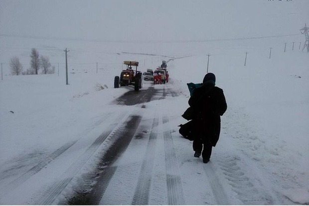 راهداران کردستانی مادر باردار را از دامان برف نجات دادند