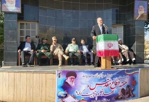 دفاع مقدس اقتدار و عظمت ایران را به دنیا نشان داد