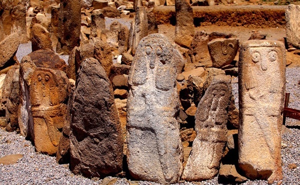 اجرای طرح ساماندهی سنگ افراشته های محوطه باستانی «شهریری» مشگین شهر