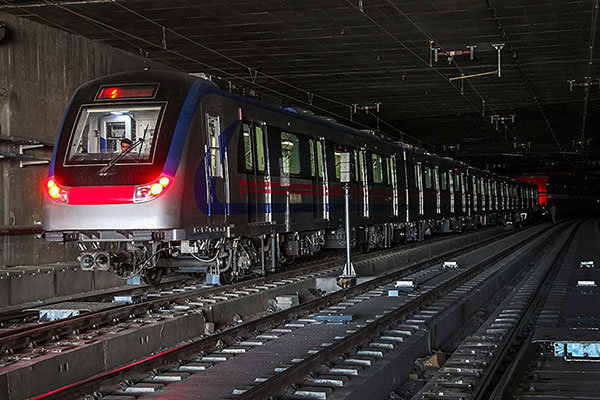 قطار شهری اصفهان به ایستگاه صفه می رسد