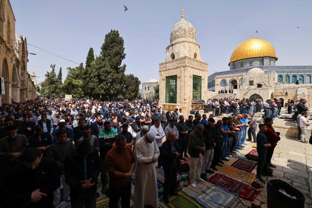 حضور 130هزار فلسطینی در سومین نماز جمعه ماه رمضان در مسجد الاقصی+تصاویر