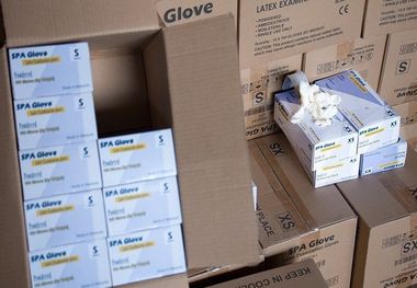 دستکش و ژل ضد عفونی کننده در محدوده خیابان آزادی تهران کشف شد